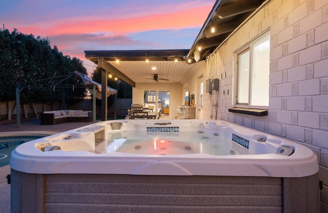 *5 Mins to Old Town!* | Private Pool and Game Room
