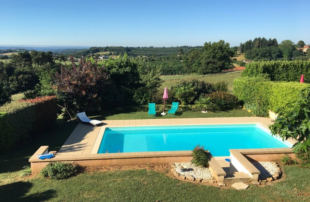 5 minutes from Sarlat, studio with swimming pool