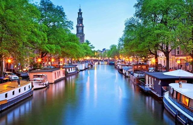 5-minute walk from Amsterdam’s city center & buzzing 9 streets