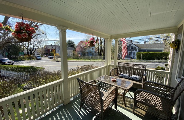 5 Minute Walk to Downtown Mystic