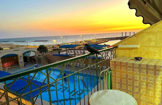 5 minutes from the beach and skates Park. Swimming pool, Sauna, Jacuzzi.