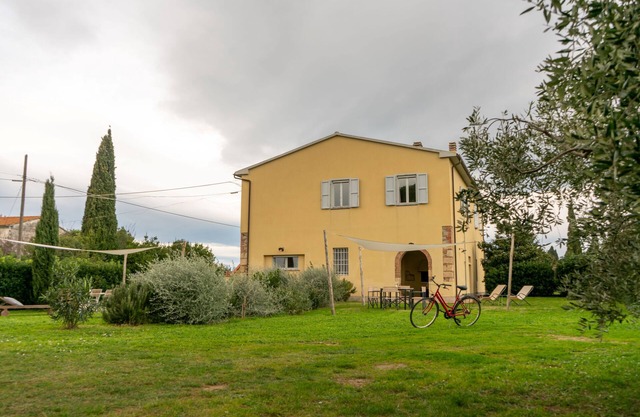 5 minutes from the sea, 2bedrooms apart, independent entrance, private garden.