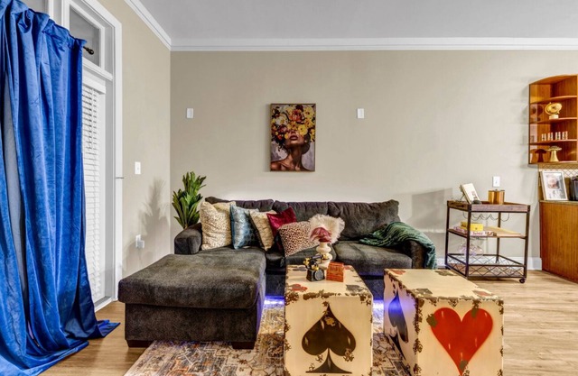 5 Minutes to Lenox Mall: Sleeps 8