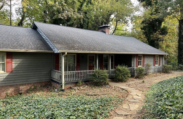 5 minutes to Marietta Square! Cozy, spacious home overlooking a wooded back yard