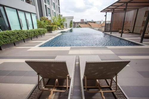 5 minutes to Suthisan MRT Station