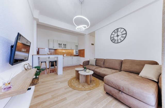 5 minutes to the beaches and nice restaurants ! Family apartment w/sea view.