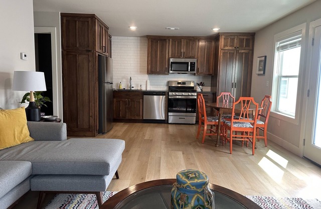 5 minutes to the Momentary & 8th St Market- The Benton #411