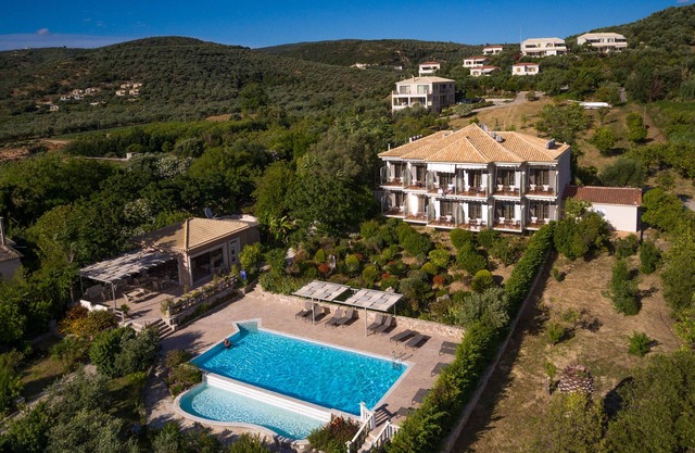 5 minutes walk from beach cozy Studio w/pool and views of Navarino Bay.