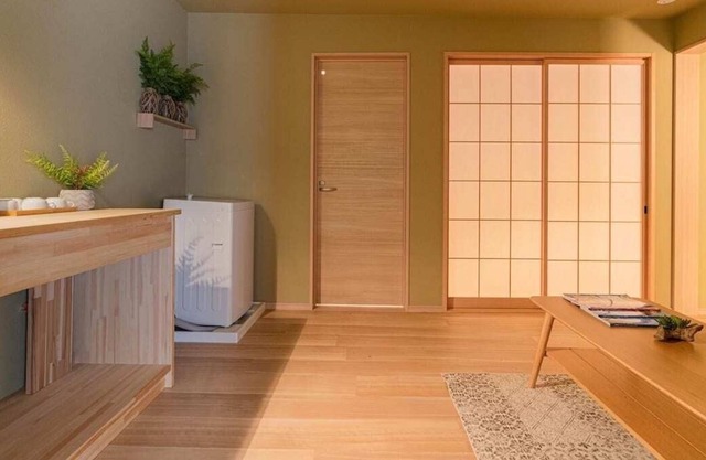 5 minutes walk from JR Osaka Loop Line station! 2 bathrooms & 4LDK & full renovation! 7 minutes to Namba! Directly to Umeda and Tennoji!