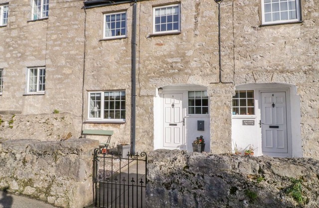 5 MORANNEDD, country holiday cottage, with a garden in Moelfre