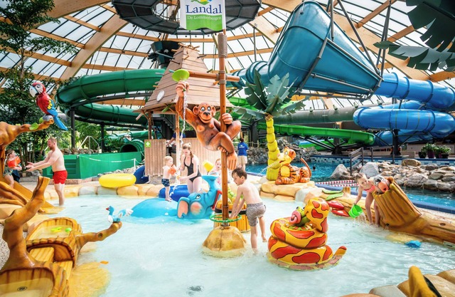 5-person bungalow in the holiday park Landal De Lommerbergen