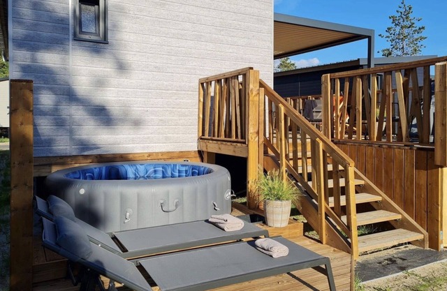 5-person cottage with jacuzzi and pool 300m from the beach