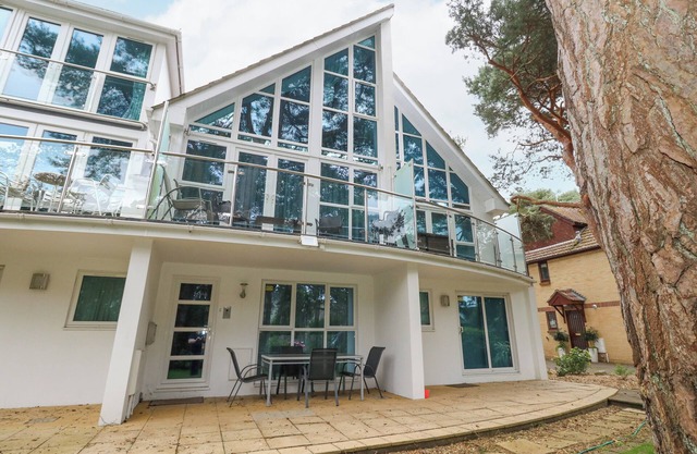 5 RED SAILS, pet friendly, country holiday cottage in Sandbanks