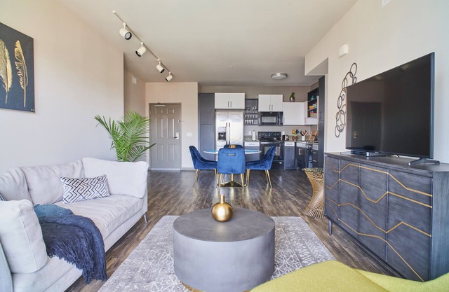 ★5★ Retreat Modern Condo 2 BR & 2 BA Near Venice Beach ★