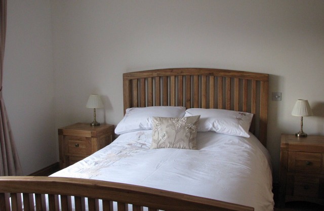 5 star accommodation for couples.nTraditional sauna,log burner and cinema room.
