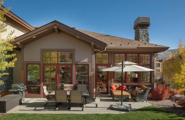 *5-Star Craftsman Style Home - Contemporary Decor, Open & Sunny Floor Plan