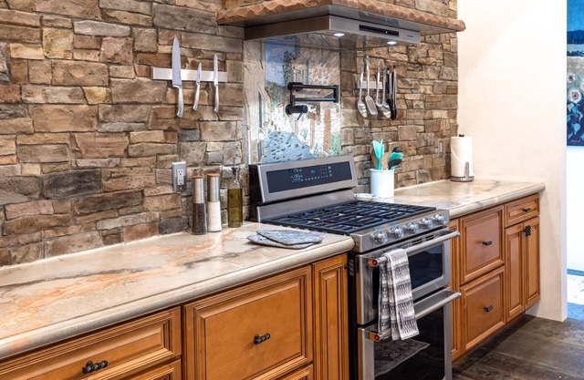 5 Star getaway, spa bath, 2 game rooms, hot tub, gourmet kitchen & pizza oven
