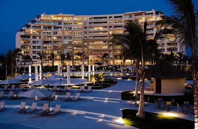 5 Star Luxury Beach Front, 9th Floor with Gorgeous Views