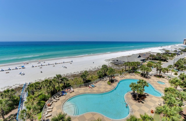5 Star Luxury Condo on Beach with 2 Beach Chairs