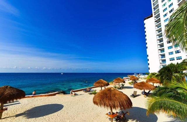 5-star Luxury Living: Oceanfront 3 Bedroom Condo: Peninsula Grand