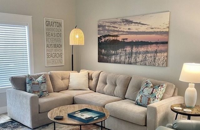 5 Star New cottage in Old Seagrove. Small heated pool. Close to beach!