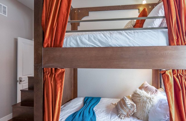 ★★★★★ 5 Star, Private Room, Rooftop Deck, Massage Chair