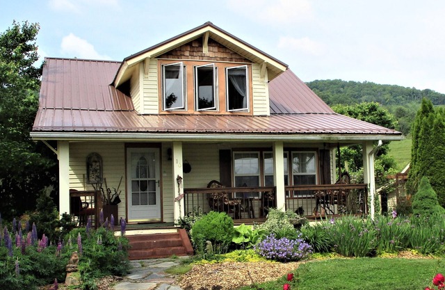 5-STAR RATED SINCE 2007, HOT TUB, BEST CONVENIENT LOCATION TO TOWN & ADVENTURES!
