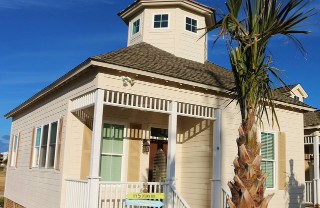 5 Star Reviews 3 Bedroom Luxury House w/Pool, Steps from Beach, Sleeps 7, Shops