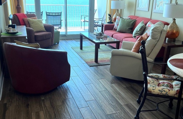 5 Star reviews, large remodeled walk-in shower, LH 1105