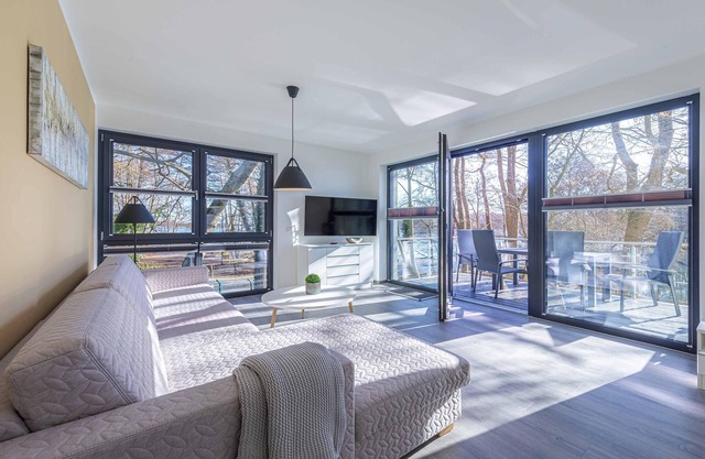 5-star vacation apartment with balcony and view of Lake Krakow