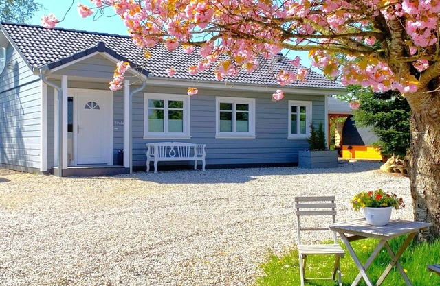 5 star vacation home for 1-4 pers. Garden, quiet location, 5 km to the beach