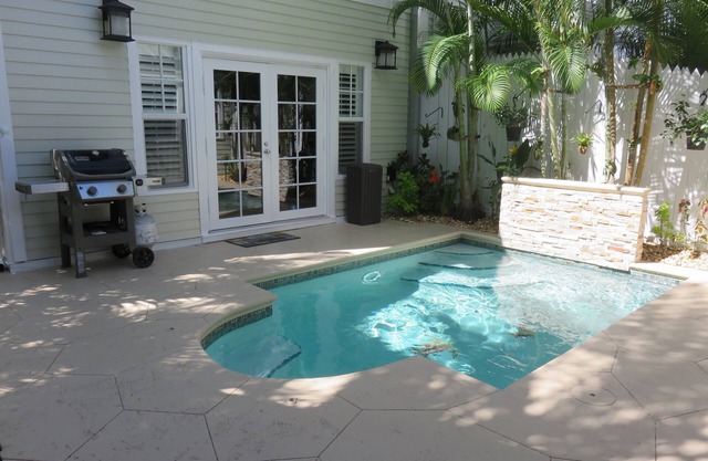 5 STAR yet low rates. 3 BR + 1 BR cottage, private pool, close to Duval.