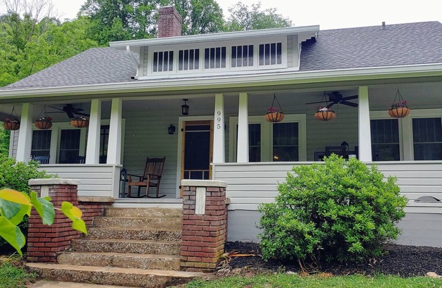 5 stars! Barkers Creek Farmhouse. Stay. Play. Fish