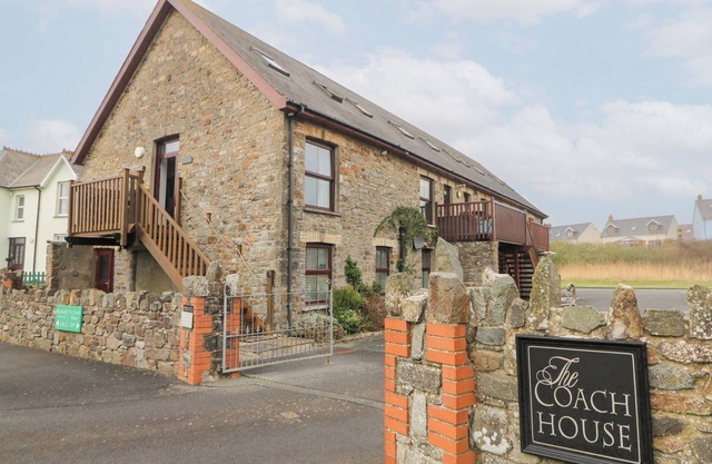 5 THE COACH HOUSE, family friendly in Broad Haven
