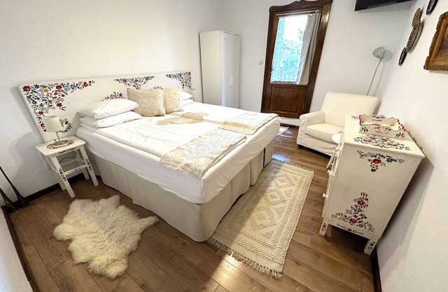 5 traditionally appointed bedrooms in 4 star guesthouse with country breakfast