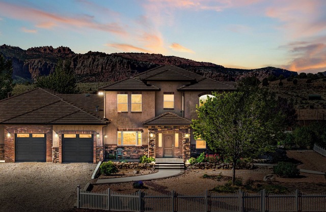 50 miles from Zions Park/Desert Oasis with hot-tub