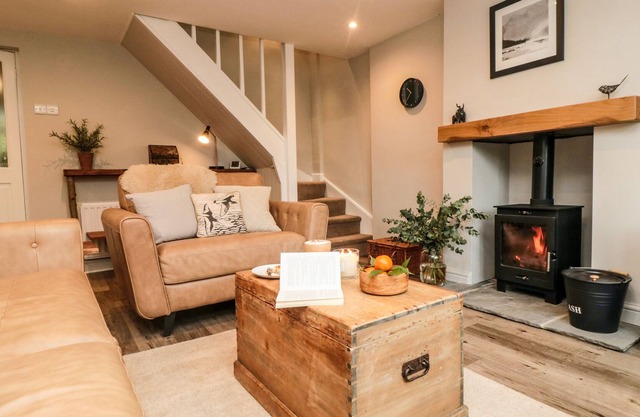 50 NORTH END, pet friendly, with open fire in Hutton Rudby