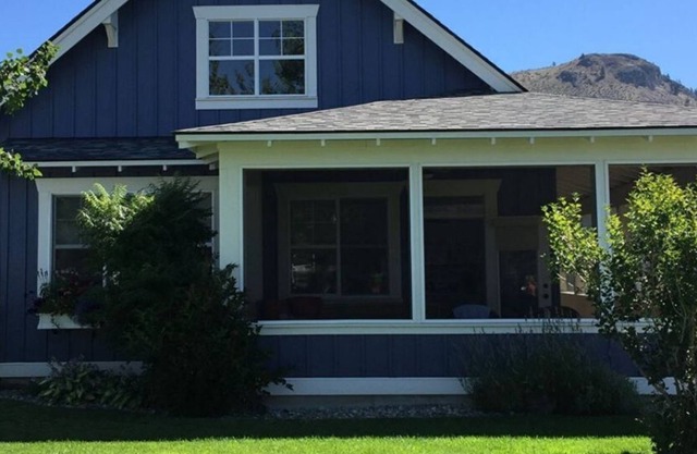 50's Style Family Cottage at Private Resort Lake Osoyoos- sleeps up to 12