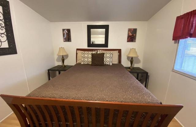 50% to Book the Retreat Home- Clean 3BR - Sleeps 6- By TNT