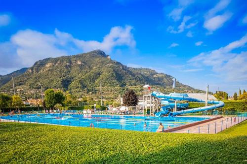 500 m dal lago! Il nido di Salò con Piscina