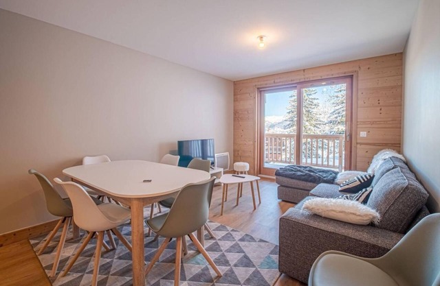 50m from ski slopes, 3rd floor, view mountain, balcony, tv, ski locker, 51m², Valmorel