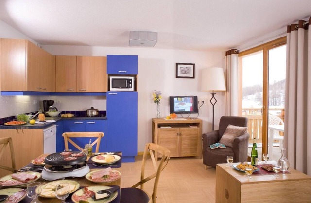 50m from shops, view ski slopes, swimming pool, balcony, 28-29m², Les Orres