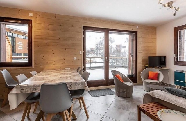 50m from ski slopes, 4th floor, view resort, terrace, parking, tv, ski locker, 60m², La Plagne