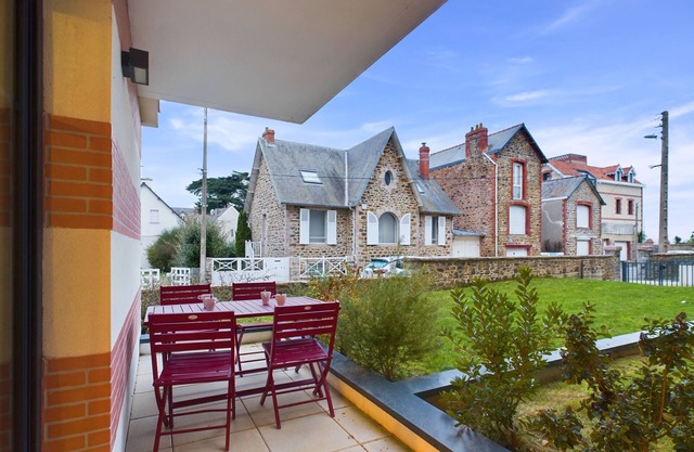 50m from the beach, nice flat for 6