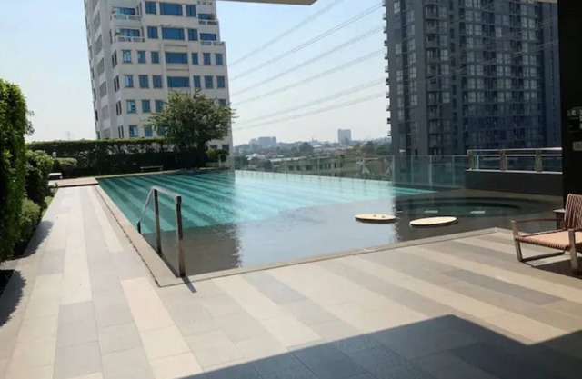 50m MRT, Big C, 1 BR condo with Sauna, Pool & Gym