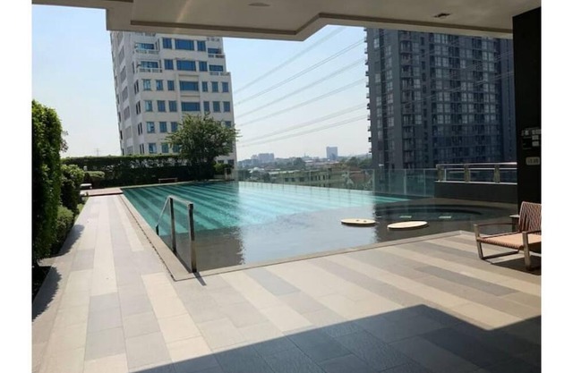 50m MRT, Big C, 2BR Condo in Bangkok, with Sauna, infinite Pool & Gym