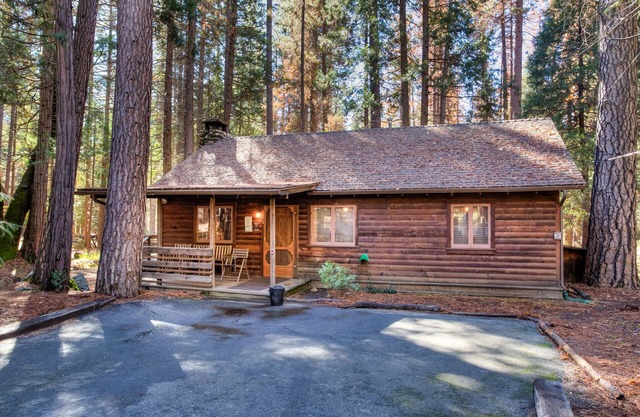 (53) Creekside Cabin at The Redwoods In Yosemite