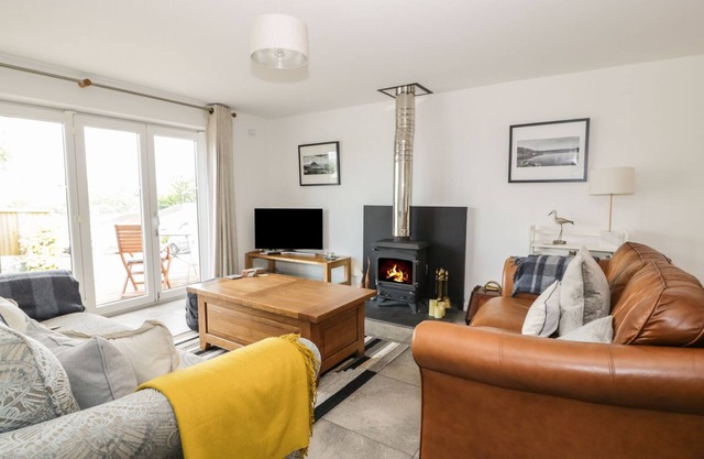 54 THE MOORINGS, family friendly, with open fire in St Dogmaels