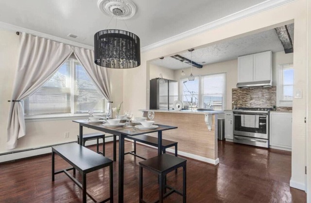 556b) Large 3 bedroom with Parking!