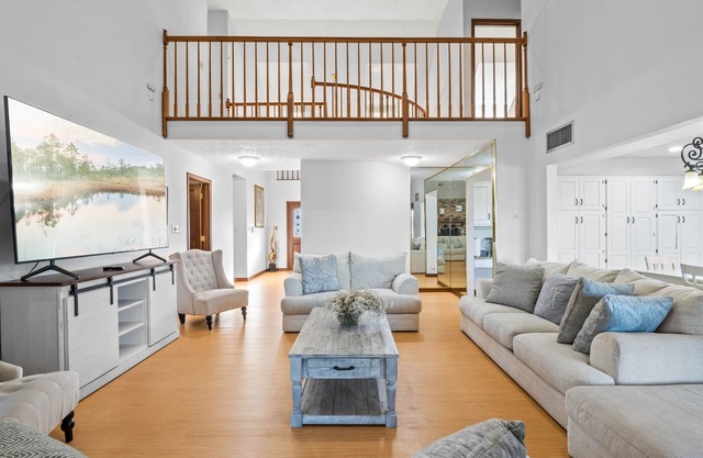 5700+ sqt home & a barn to celebrate your special milestones on 20-acre Orlando